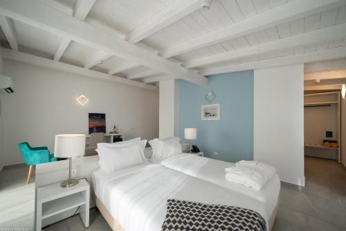 Postel nebo postele na pokoji v ubytování Oasis White Hotel