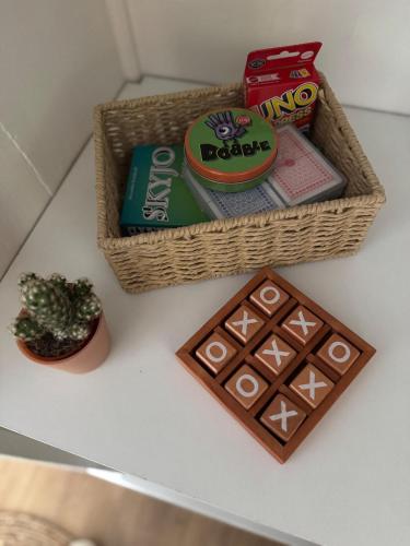 a table with two baskets and a box of chocolate at Escapade bohème in Blamont