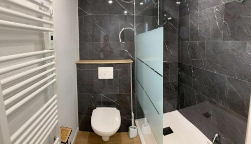 une salle de bain avec toilettes et douche dans l'établissement La corvette des mers Saint Hilaire de Riez, à Saint-Hilaire-de-Riez