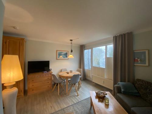 TV a/nebo společenská místnost v ubytování FeWo SaMa, Balkon zum Plöner See