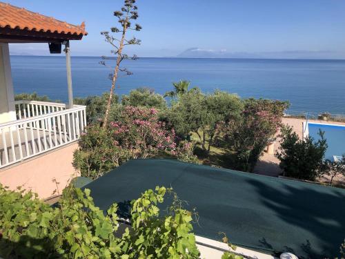 a view of the ocean from a house at Ithaka 1 in Kástro Tornéze
