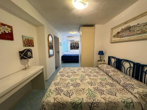 una camera da letto con un letto in una stanza di Turistcasa - Il Pizzicato a Ponza