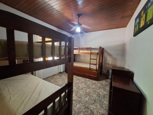 a room with two bunk beds and a ceiling at Chácara com 05 dormitórios, piscina e Lazer LT0040 in Juquitiba