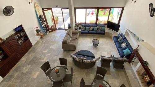 an overhead view of a living room with couches at Pousada Pé na Areia Guarujá in Guarujá