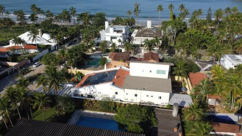 an aerial view of a house and the ocean at Pousada Pé na Areia Guarujá in Guarujá