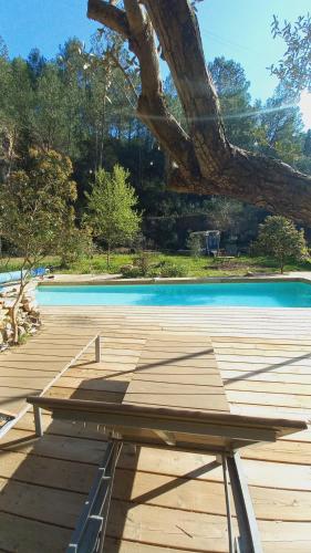 Maison sur terrain nature 2200m2の敷地内または近くにあるプール