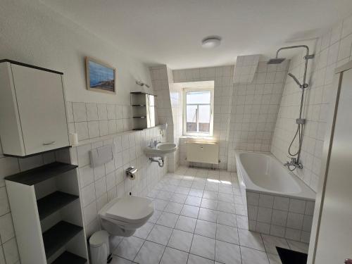 a white bathroom with a toilet and a sink at FERIENWOHNUNG 44m2 APARTMENT WOHNUNG im ZITTAUER STADTZENTRUM INNENSTADT INNENRING TOP LAGE MARKT UND RATHAUS NÄHE in Zittau