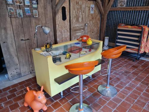 a toy kitchen with a sink and two stools at La Chalan d'hier in Nort-sur-Erdre
