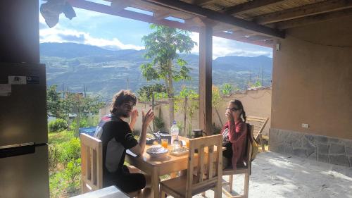 un uomo e una donna seduti a un tavolo di MuyaKuelap - Vive la experiencia Amazonas a Nuevo Tingo
