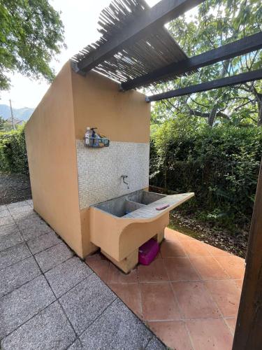 La salle de bains est pourvue d'un lavabo sur la terrasse. dans l'établissement MORIANI PLAGE - Appartement climatisé proche mer, à Moriani-Plage