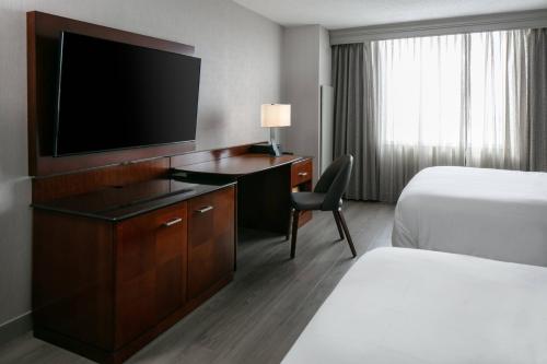 Postel nebo postele na pokoji v ubytování West Des Moines Marriott