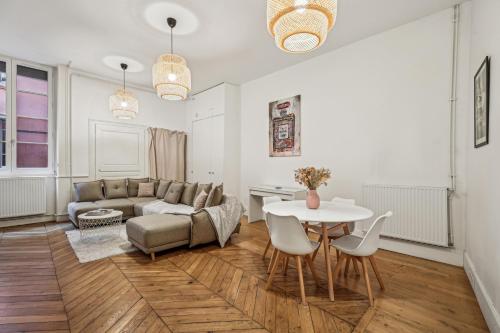 un salon avec un canapé et une table dans l'établissement Magnifique appartement - Croix Rousse, à Lyon