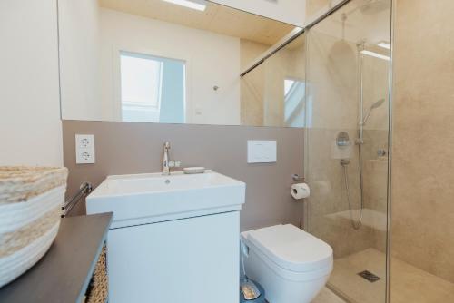 ein Badezimmer mit Toilette, Waschbecken und Dusche in der Unterkunft NEU "Rügen Resørt Sagard" großzügige, gemütliche Doppelhaushälfte "Karla" mit Terrasse in Sagard
