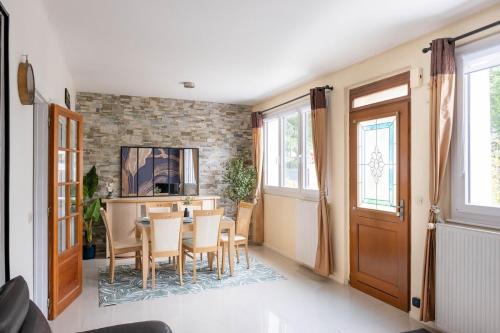 une salle à manger avec une table et des chaises dans l'établissement Grande maison entière RER B direct Paris & Orly, à Antony
