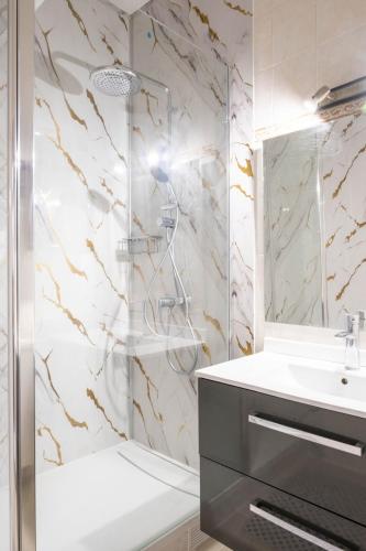une salle de bain avec douche et lavabo dans l'établissement Grande maison entière RER B direct Paris & Orly, à Antony