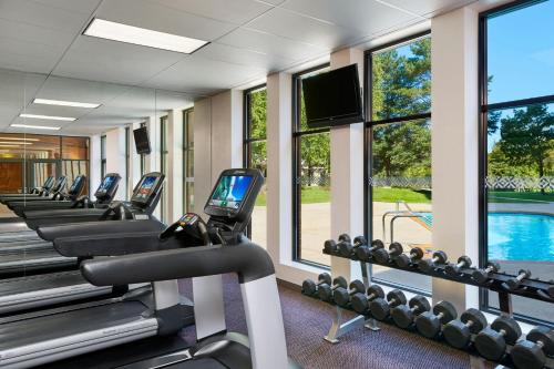 Fitness centrum a/nebo fitness zařízení v ubytování Four Points by Sheraton Milwaukee North Shore