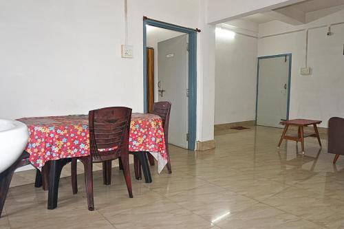 ein Esszimmer mit Tisch und Stühlen und ein Zimmer mit einer Tür in der Unterkunft FLAT NO 202 Entire 1BHK & 2BHK private apartments with personal kitchen TAJ RESIDENCY Holiday Homestay 767OOO54OO in Jorhat