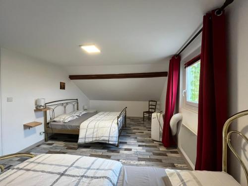 a room with two beds and a window at Couleurs de la vie - Chambres d'Hôtes et Gîte in Cormatin