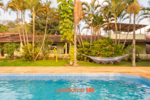 Kolam renang di atau dekat dengan Chácara em Piracaia com Piscina e Churrasqueira