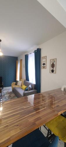 un salon avec une table et un canapé dans l'établissement Cosy Home CDG PARIS ASTÉRIX DISNEY, à Goussainville