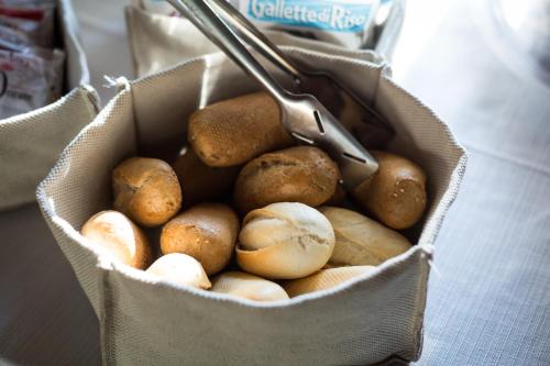 a bag of potatoes with a pair of tongs at Relais La Costa Historical Residence in Monteriggioni
