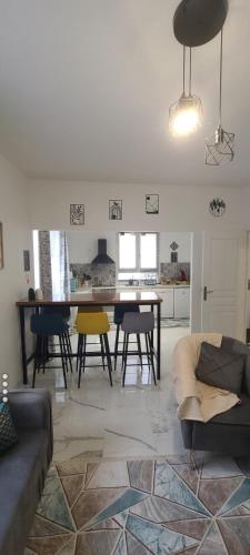 un salon avec une table et des chaises dans l'établissement Cosy Home CDG PARIS ASTÉRIX DISNEY, à Goussainville