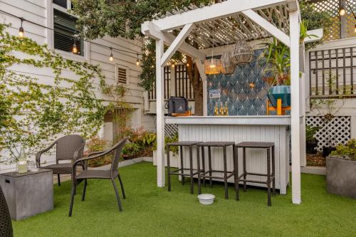 a pergola with chairs and a table in a yard at The Cayucan Bungalows by AvantStay Pet-Friendly Getaway Steps from Cayucos State Beach in Cayucos