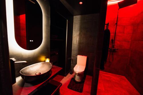 une salle de bain avec une baignoire, des toilettes et un lavabo dans l'établissement Suite Romantic - Love room - Toulouse centre, à Toulouse