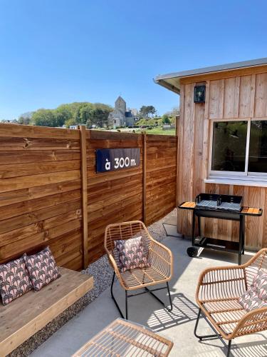 un patio avec une clôture, des chaises et un piano dans l'établissement La Comète by Melrose, à Saint-Côme-de-Fresné