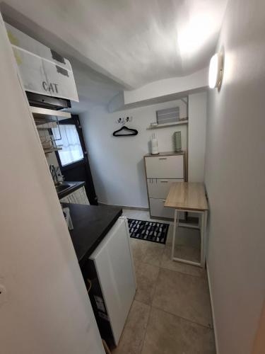 - une petite cuisine avec un comptoir et une table dans l'établissement Cosy house Calme et sérénité, à Choisy-le-Roi