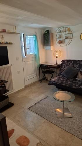 un salon avec un canapé et une table dans l'établissement Cosy house Calme et sérénité, à Choisy-le-Roi