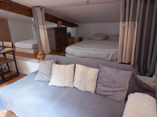 sala de estar con sofá y 2 camas en logement indépendant, en Callian