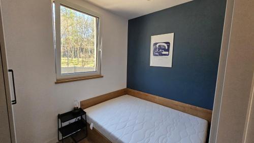 Postel nebo postele na pokoji v ubytování Camping skansen Zdbice - domek letniskowy 3