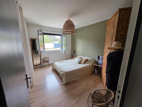 une chambre avec un lit et une fenêtre dans une pièce dans l'établissement la maison des copains, à Sauzet