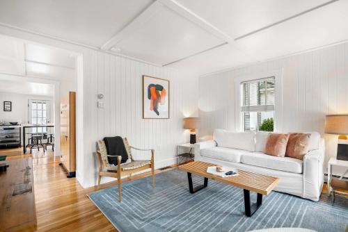 Una sala de estar con un sofá blanco y una mesa. en Stylish Walk to Town and Beach, en Provincetown