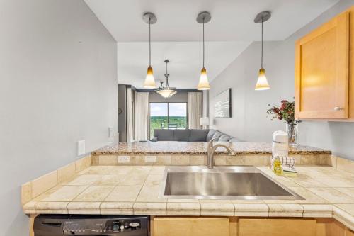 Η κουζίνα ή μικρή κουζίνα στο Origin 1011 - One Bedroom - Spacious Partial Gulf View by Beach Haven Vacation Rentals
