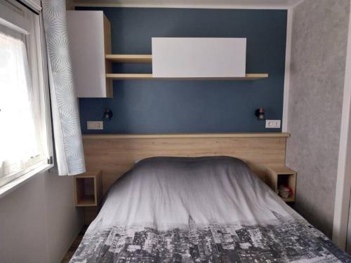 Postel nebo postele na pokoji v ubytování camping siblu sable du midi
