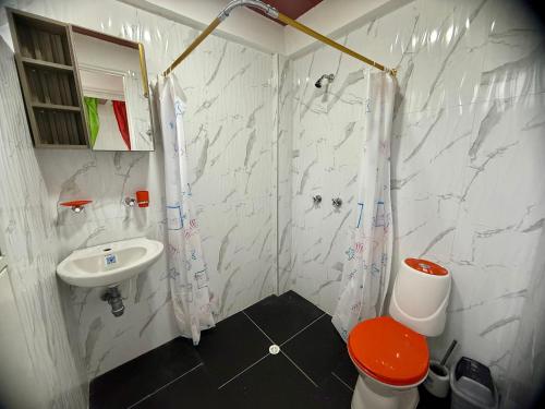 um banheiro branco com uma pia e um vaso sanitário em Apartamento Piso 1 Casa 6 Hotel Atlantis em Líbano