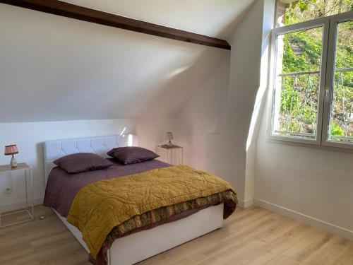 Ένα ή περισσότερα κρεβάτια σε δωμάτιο στο Le manoir du chateau Gaillard