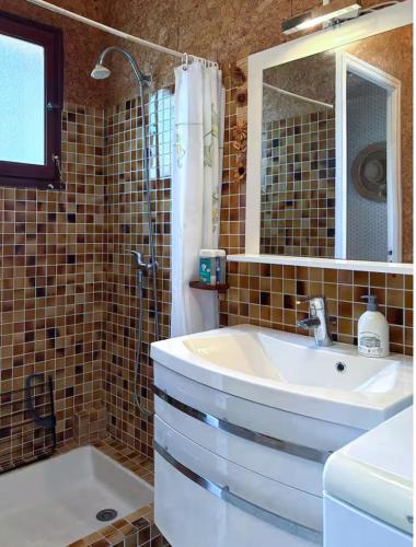 une salle de bain avec un lavabo, une douche et une baignoire dans l'établissement Grand studio LA VAGUE, à Cavalaire-sur-Mer