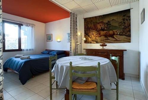 une chambre avec deux lits et une table dans une pièce dans l'établissement Grand studio LA VAGUE, à Cavalaire-sur-Mer