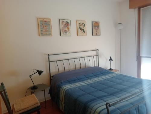 A bed or beds in a room at Casa Sud vicino a fiera e Pordenone centro