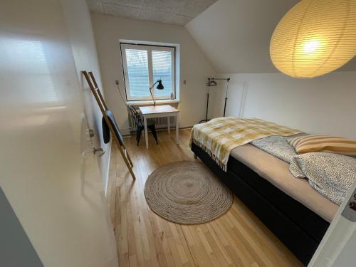 En eller flere senge i et værelse på Room 19 - Hawkraft kulturhotel