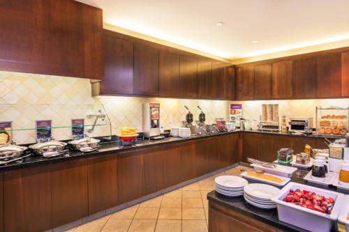 una cocina con armarios de madera y placas en una encimera en Residence Inn by Marriott Portland Downtown Waterfront, en Portland