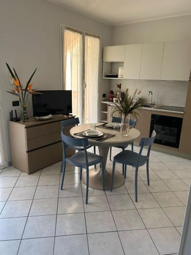 a kitchen and dining room with a table and chairs at Appartamento Camineve 1 in Loano