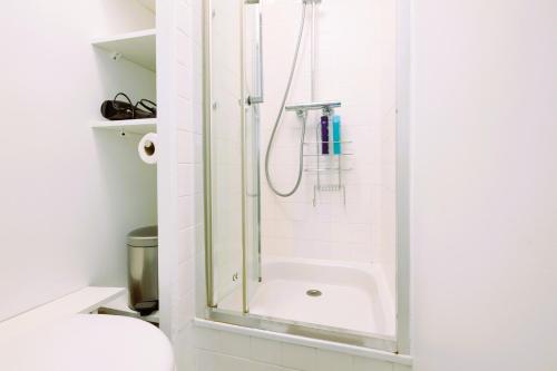 une salle de bain avec une douche avec un lavabo et des toilettes dans l'établissement Tour Eiffel - Invalides - Studio, à Paris