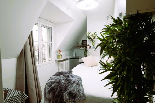 - une chambre avec un lit orné de plantes dans l'établissement Tour Eiffel - Invalides - Studio, à Paris