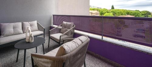 Χώρος καθιστικού στο City Center Suite with Private Garage