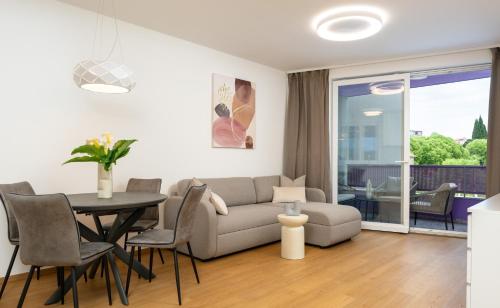 Χώρος καθιστικού στο City Center Suite with Private Garage