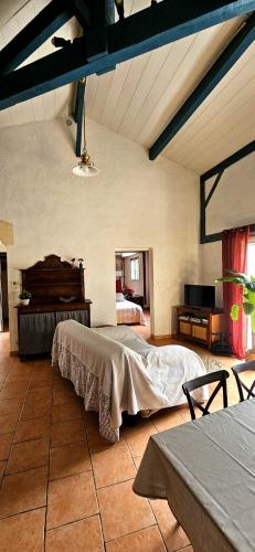 - une chambre avec un lit et un piano dans l'établissement Maison calme en bord de rivière, à Guiche